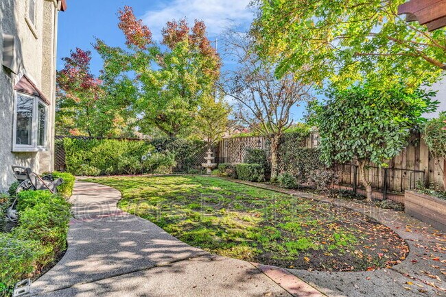 Building Photo - 117 Woodland Valley Dr