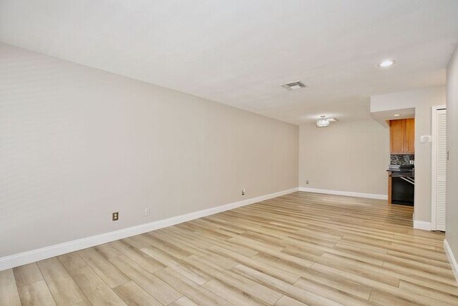 Building Photo - Charming First-Floor 1BR in Audubon Park · In-Unit Laundry · Community Pool with Lake Druid View ...