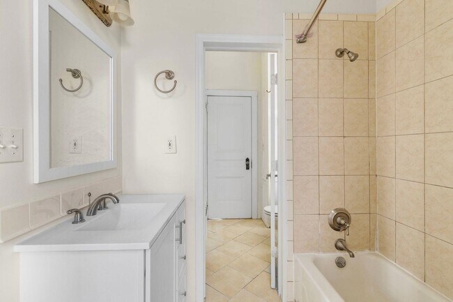 Building Photo - 6 Bonn Pl