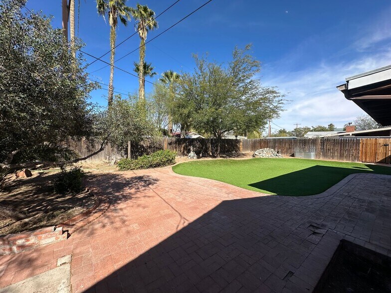 Building Photo - 2233 E Seneca St