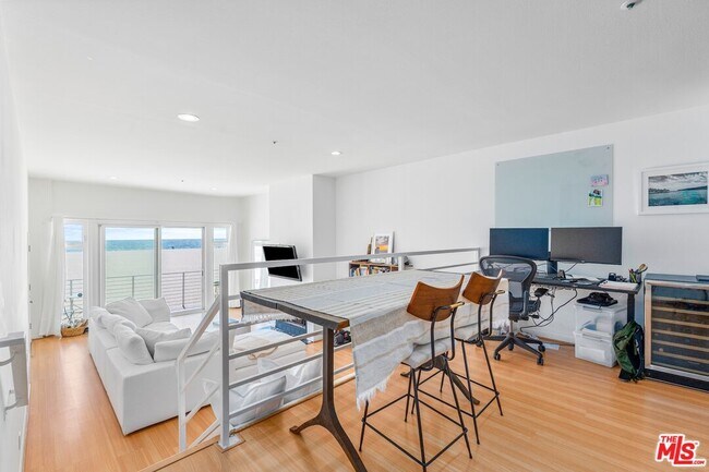 Building Photo - 4403 Ocean Front Walk