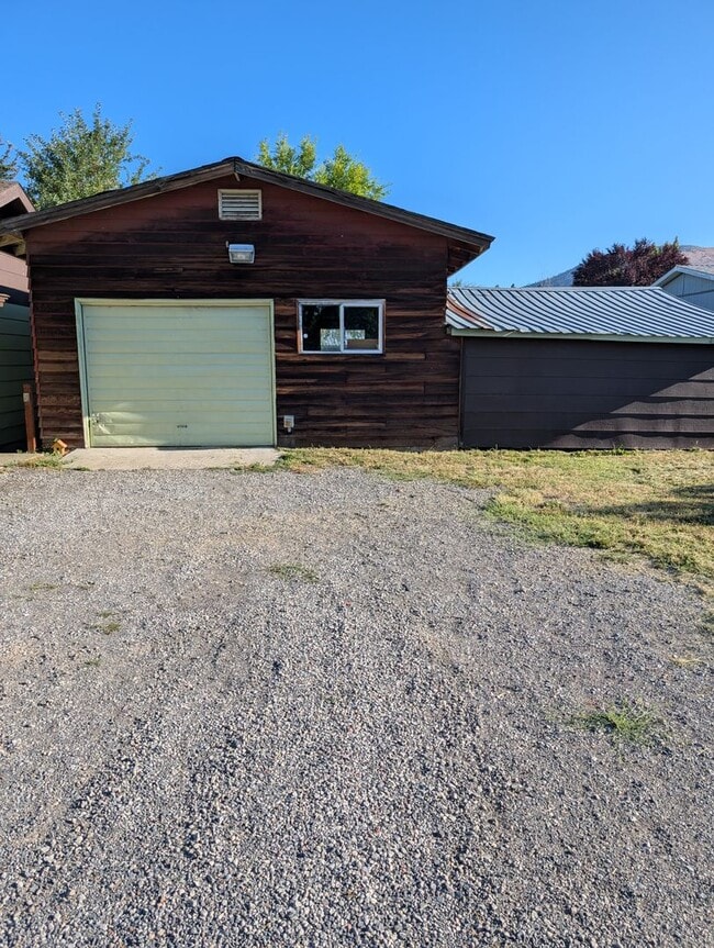 Building Photo - 3 Bedroom 2 Bath-House