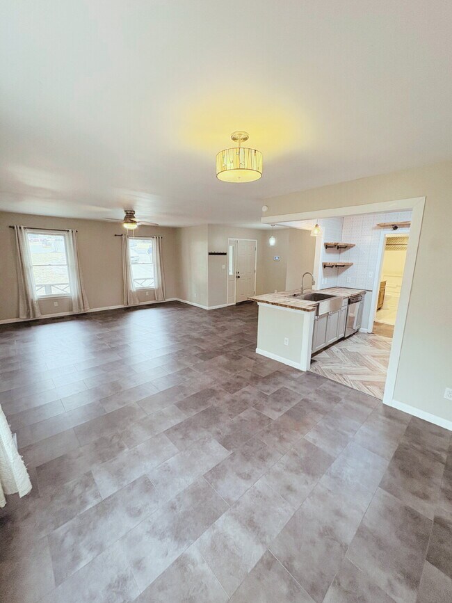 Building Photo - Open ranch home on a culdesac