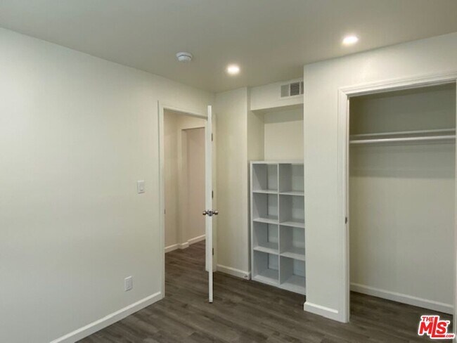 Building Photo - 4832 Rosewood Ave