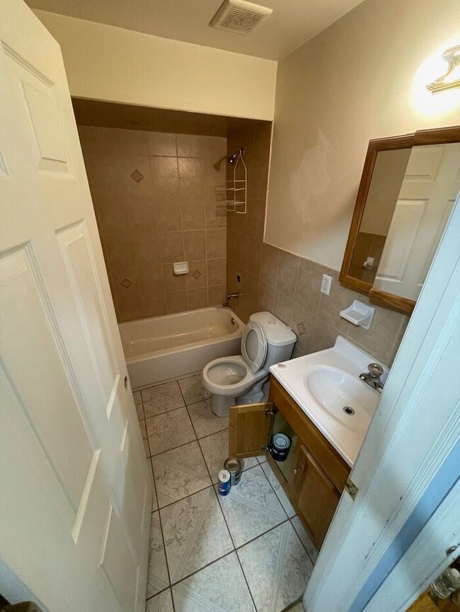 Building Photo - Yes , Yes Yes. Luxury Furnished , Two Bath...