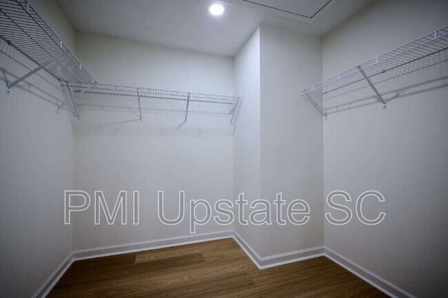 Building Photo - 307 Woodruff Lake Way