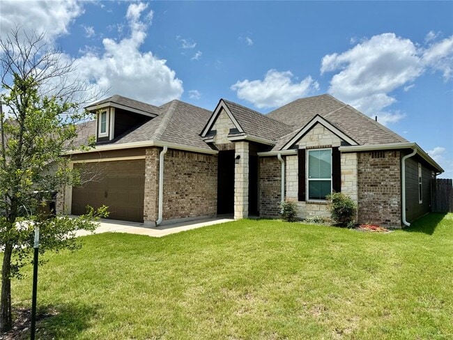 Building Photo - 808 Fallbrook Dr