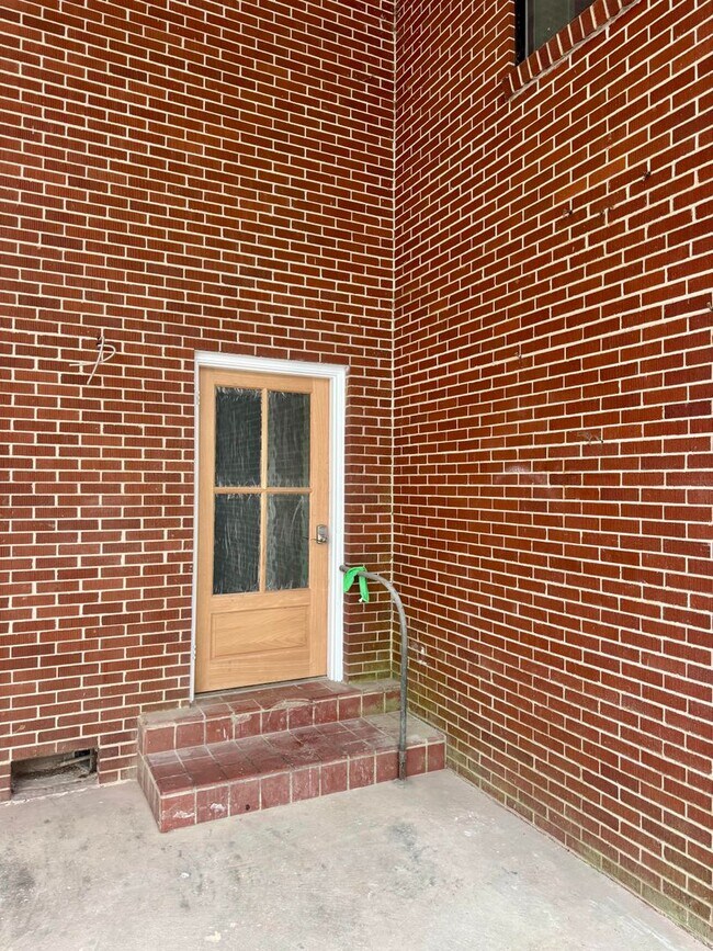 Building Photo - 2113 W Madison Ave