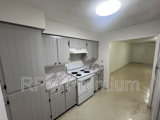 Building Photo - 2150 N Sherwood Forest Dr