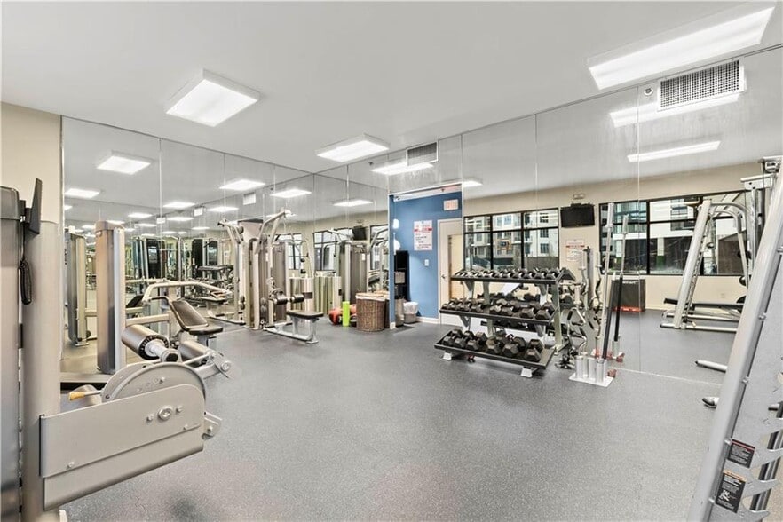 Building Photo - 3481 Lakeside Dr NE