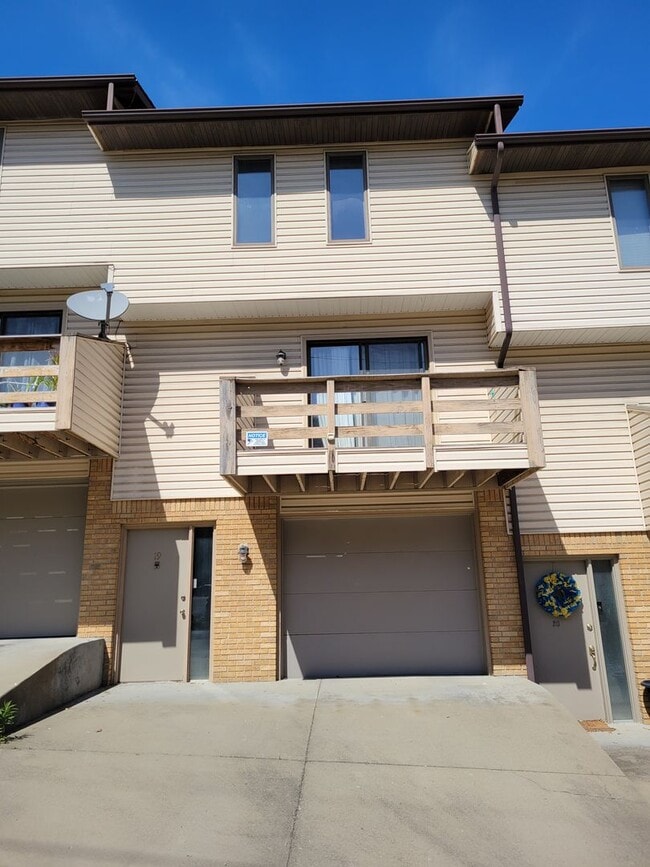 Building Photo - Near Med Center 2 Bedroom, 1.5 Bathroom Townhouse Available 8/5/26
