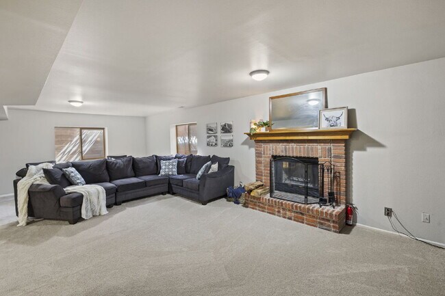 Building Photo - Spacious 6-Bedroom Broadmoor Rental with M...