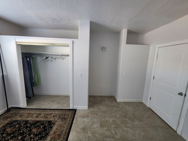 Building Photo - *utilities included* 3 bed 2 bath house in...