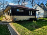 Building Photo - Spacious 3-bedroom single family home w/ f...