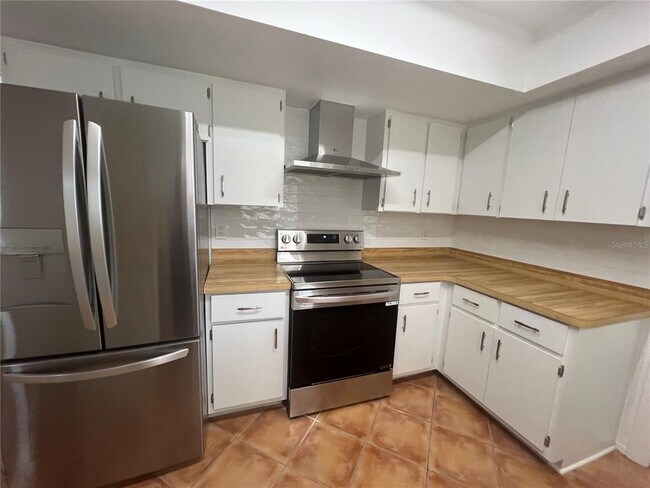 Building Photo - 21371 Knollwood Ave