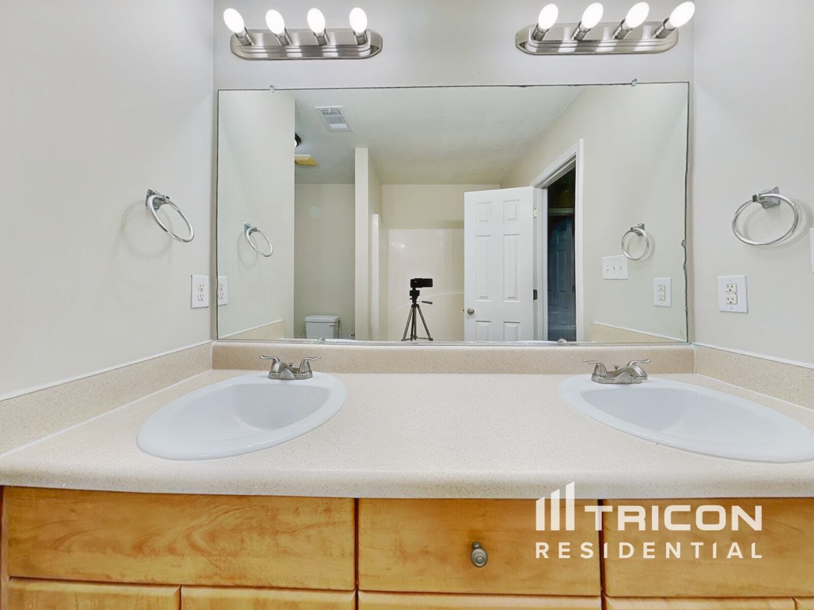 Building Photo - 6039 Reynolds Cir