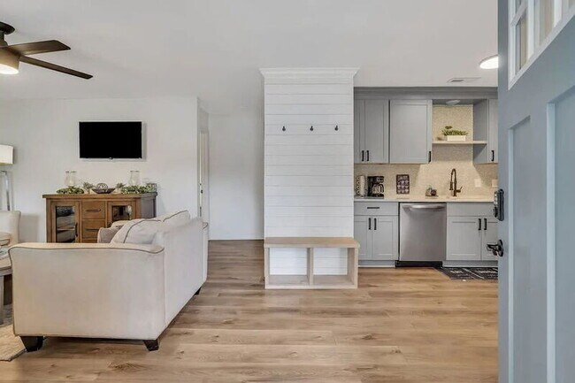 Building Photo - 302 Manden Rd