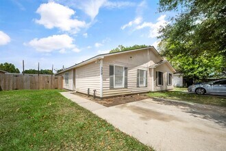 Building Photo - 308 Willowick St