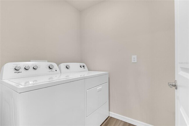 Building Photo - 2924 NE 20th Ter