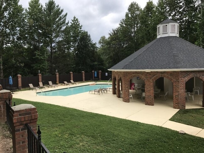 Building Photo - Gorgeous 2 bedroom home- Move-In Ready Condo in Parkview. Minutes to Downtown Greenville & the Ne...