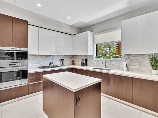 Building Photo - 3040 N Ocean Blvd