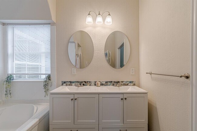 Building Photo - 560 Persimmon Pass