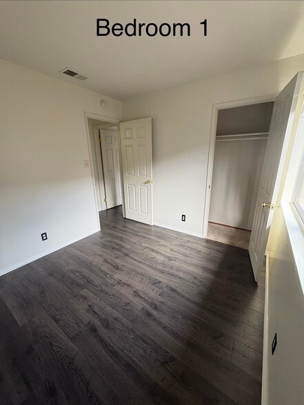 Room 1 - 4128 Ravenwood Pl