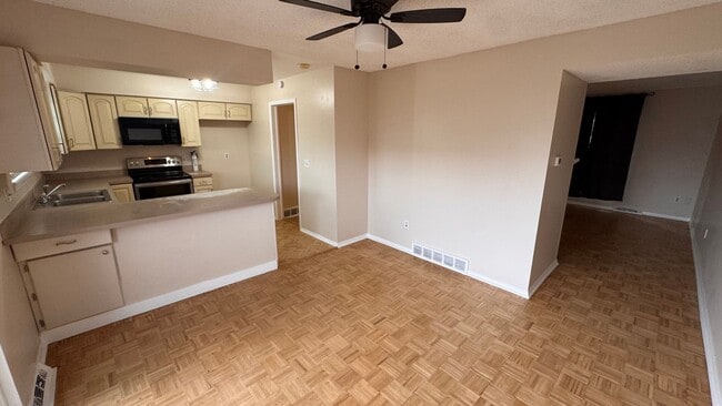 Building Photo - 3 bed 2.5 bath w/ garage, Great location off University and Dry Creek, close to Southglenn Mall a...