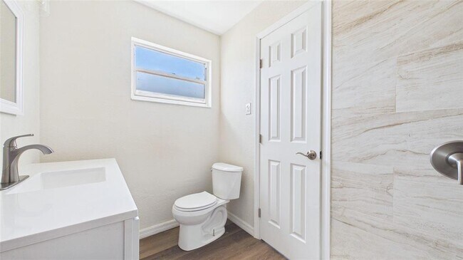 Building Photo - 4418 W Fairview Heights