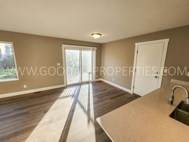 Building Photo - Fully remodeled 3 bedroom home in Waukee w...