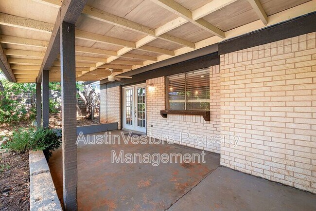 Building Photo - 2025 Monarch Dr