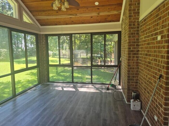 Building Photo - 3-Bedroom 2 Bath House
