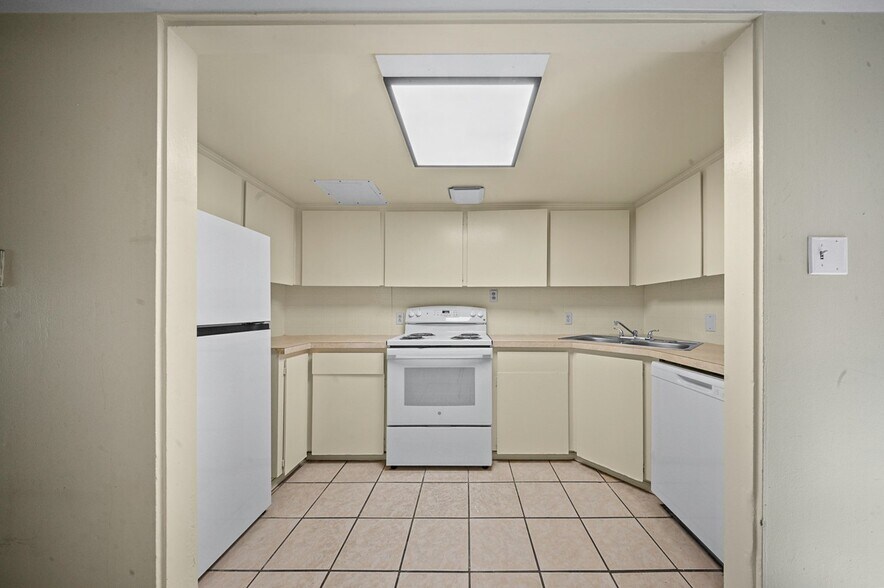 Building Photo - 208 E Starr Ave