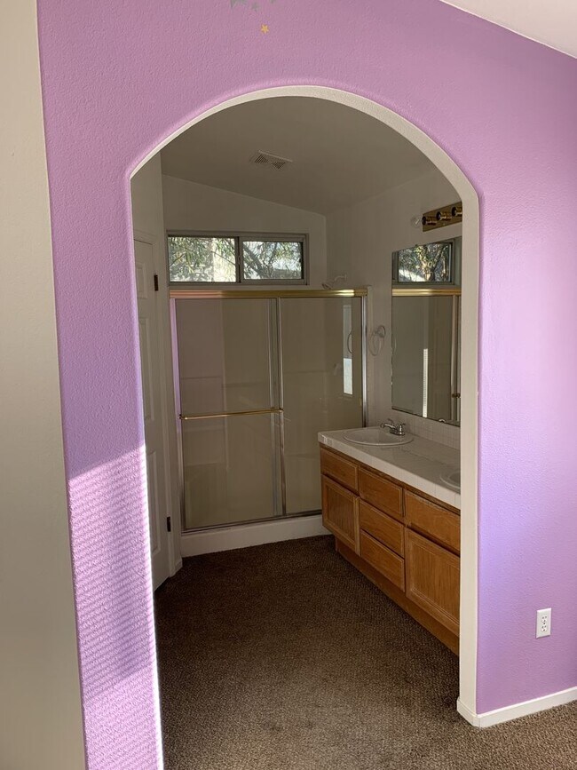 Building Photo - 3 Bedroom 2 Bath Home