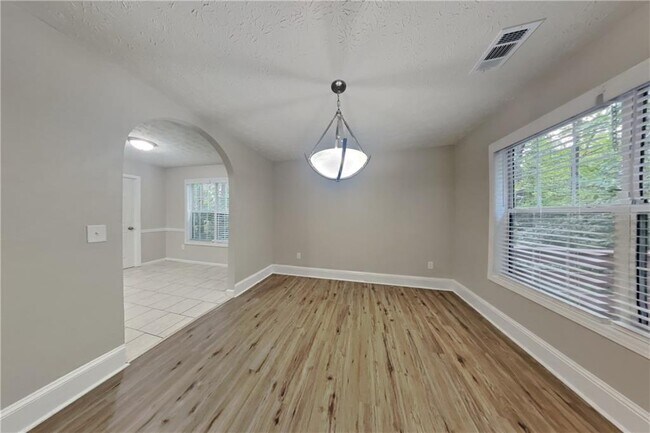 Building Photo - 3013 Rockview Dr