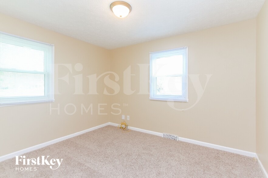 Building Photo - 702 Delbrook Dr