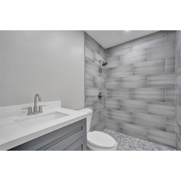 Building Photo - 2614 W 65th St
