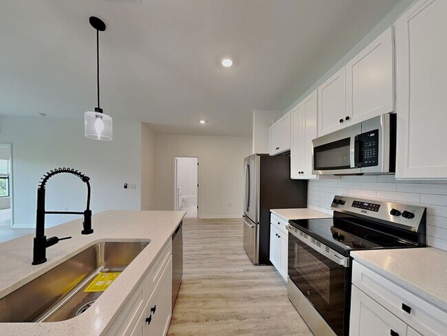 Building Photo - 473 Linden Ave S