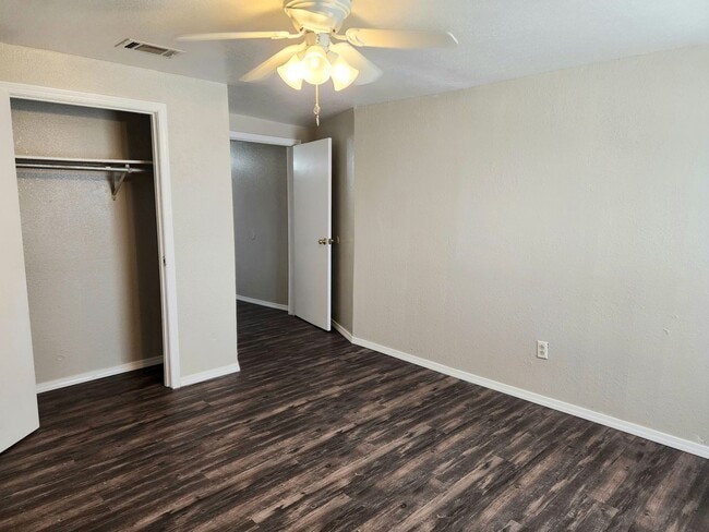 Building Photo - 905/907 N Ave K - duplex