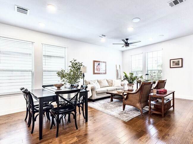 Building Photo - Beautiful and Contemporary 3 BR / 2.5 BA H...