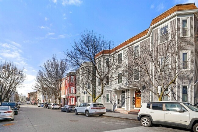 Building Photo - 596 E 2nd St