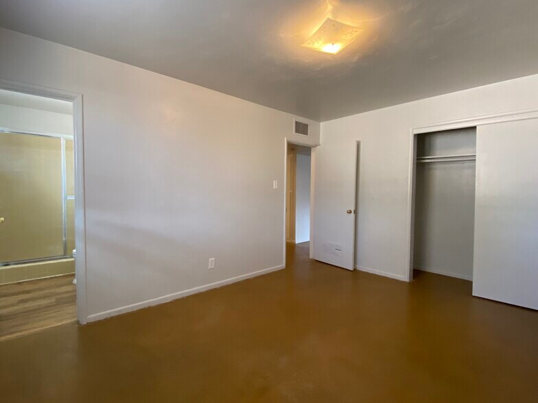 Building Photo - 1014 W 17th Pl