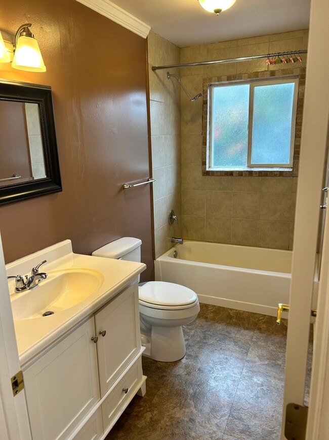 Building Photo - Spacious 3-Bedroom Home + Office/Den in De...