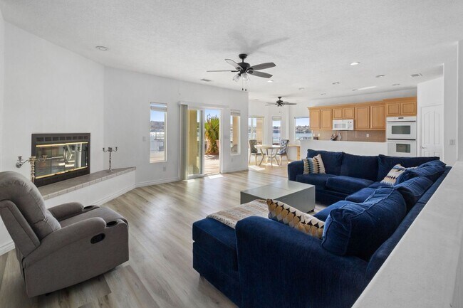 Building Photo - 18075 Lakeview Dr