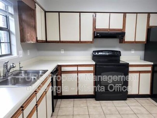 Building Photo - 5031 Village Green Way