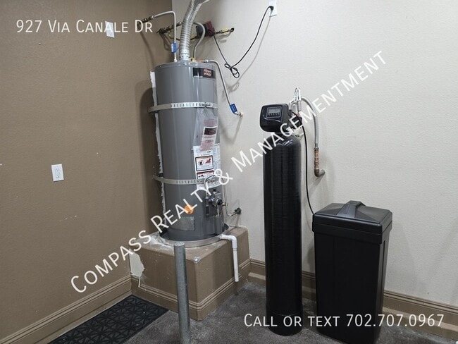 Building Photo - 927 Via Canale Dr