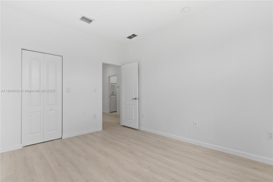 Building Photo - 3395 NE 11th Dr