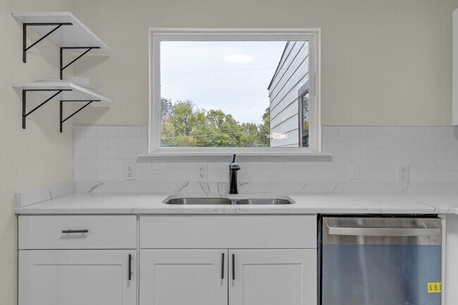 Building Photo - 332 Thomas Rd