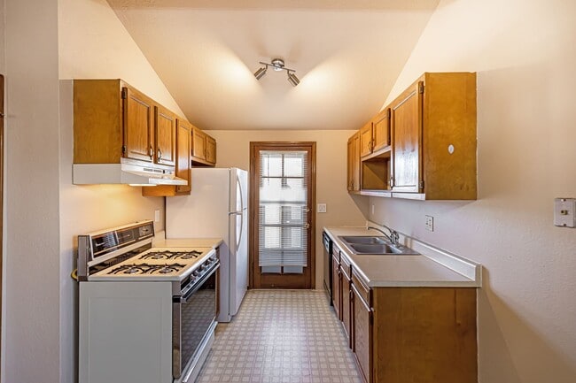 Building Photo - Super cute 2 bedroom townhouse!