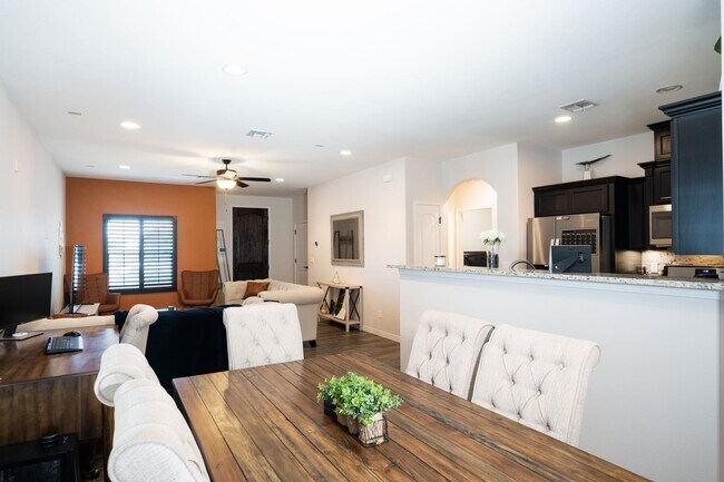 Building Photo - BEAUTIFUL EASTSIDE HOME